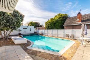 Swimmingpoolen hos eller tæt på Entire large 1 bedroom very private with parking