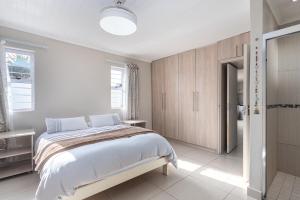 En eller flere senge i et værelse på Entire large 1 bedroom very private with parking + 9 billeder