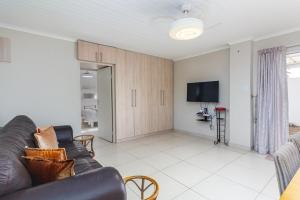 Et tv og/eller underholdning på Entire large 1 bedroom very private with parking