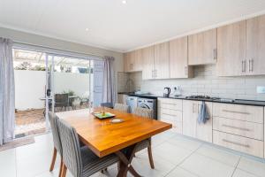 Køkken eller tekøkken på Entire large 1 bedroom very private with parking