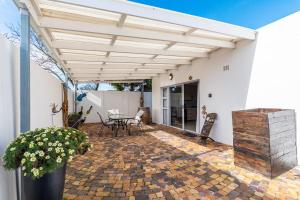 Billede fra billedgalleriet på Entire large 1 bedroom very private with parking i Cape Town