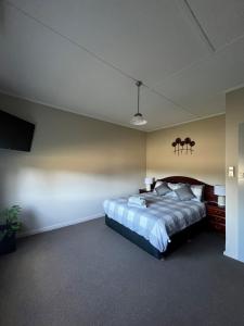 a bedroom with a large bed in a room at Spring Valley Cottage in Parkes