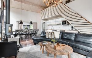 Et opholdsområde på Awesome Home In Transtrand With Sauna