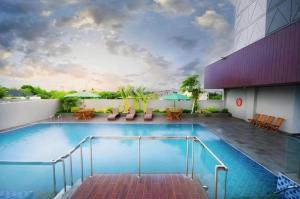 Bazén v ubytování Ayola First Point Hotel Pekanbaru nebo v jeho okolí