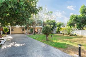 un passaggio pedonale davanti a una casa di Bangkok Cozy Garden Pool Villa Sukhumvit a Amphoe Phra Khanong