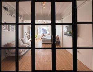 een raam met uitzicht op een woonkamer bij Cloud House in Chiang Mai