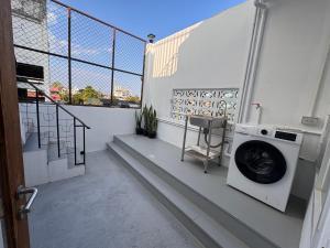 een wasmachine op het balkon van een gebouw bij Cloud House in Chiang Mai