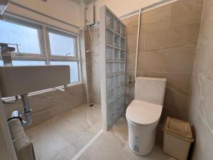 een badkamer met toilet en wastafel bij Cloud House in Chiang Mai +9 foto's