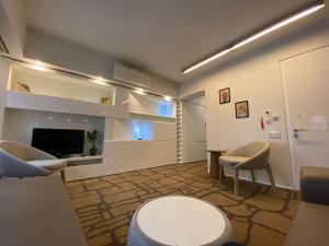 ein Wohnzimmer mit Tisch und Stühlen und einem Fernseher in der Unterkunft West Palace in Istanbul