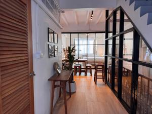 een kamer met een tafel en stoelen en een balkon bij Cloud House in Chiang Mai