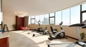 Fitness centrum a/nebo fitness zařízení v ubytování Ramada Plaza by Wyndham Chuzhou + 19 fotografií