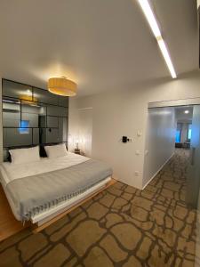 ein Schlafzimmer mit einem großen Bett in einem Zimmer in der Unterkunft West Palace in Istanbul