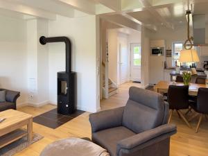 een woonkamer met een houtkachel. bij Haus Dünenperle, Ferienwohnung Wanderdüne in Wittdün