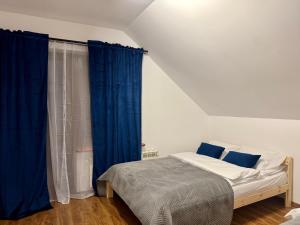 En eller flere senge i et værelse på Willa Prosta