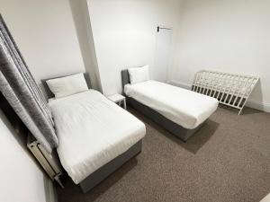 En eller flere senge i et værelse på Numero Uno Budget Stays 4BR for Workers & Groups