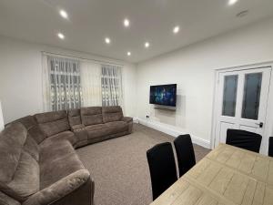 Et tv og/eller underholdning på Numero Uno Budget Stays 4BR for Workers & Groups