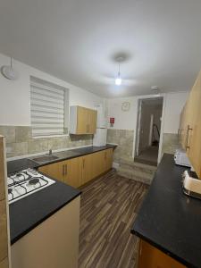 Køkken eller tekøkken på Numero Uno Budget Stays 4BR for Workers & Groups + 16 billeder