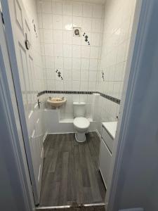 Et badeværelse på Numero Uno Budget Stays 4BR for Workers & Groups