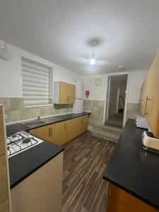 Køkken eller tekøkken på Numero Uno Budget Stays 4BR for Workers & Groups