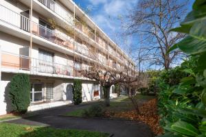 eine Außenansicht eines Gebäudes in der Unterkunft Kokoro - Parking in Ramonville-Saint-Agne