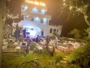 een groep mensen die voor een gebouw staan bij Titanic Mộc Châu in Mộc Châu