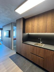 een badkamer met een wastafel en houten kasten bij Mountain Loft - DuLac 33 in St. Moritz