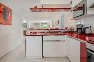 Køkken eller tekøkken på Welcoming villa in Empuriabrava with private pool