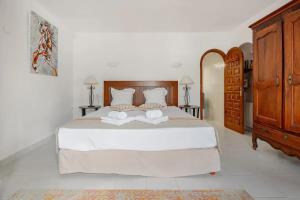 En eller flere senge i et værelse på Welcoming villa in Empuriabrava with private pool + 53 billeder