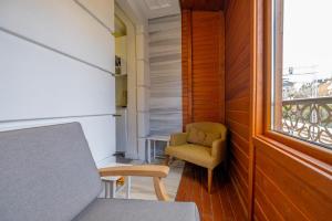 een kleine kamer met een stoel en een raam bij Istanbul Hotelsophia in Istanbul