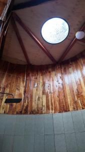 een kamer met een rond raam op een zolder bij O-Frame by WildFoot in Kabaru +7 foto's