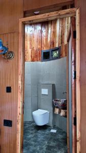 een badkamer met toilet en wastafel in een kamer bij O-Frame by WildFoot in Kabaru