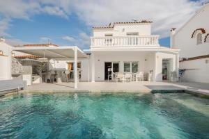 Swimmingpoolen hos eller tæt på Welcoming villa in Empuriabrava with private pool