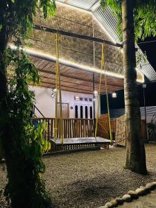 eine Schaukel in der Mitte eines Gebäudes in der Unterkunft The Escape in Jāmb