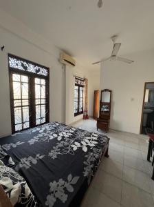 Voodi või voodid majutusasutuse Lanka Hotel toas