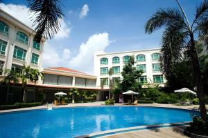 Bazén v ubytování San Jiang Grand Hotel nebo v jeho okolí