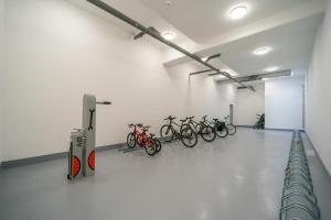een groep fietsen geparkeerd in een kamer bij Ellington - Studio dans le quartier daffaires in Chatou