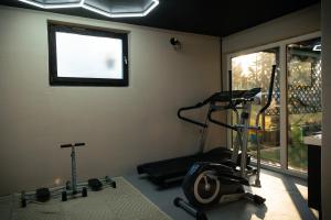 een kamer met 2 hometrainers en een raam bij Kopitnik cosy cabin in Dol pri Hrastniku +8 foto's
