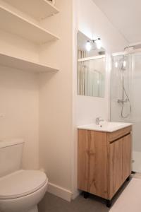 ein weißes Badezimmer mit Toilette und Waschbecken in der Unterkunft Kokoro - Parking in Ramonville-Saint-Agne + 10 Fotos