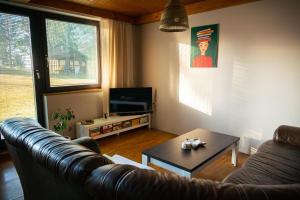 een woonkamer met een bank en een salontafel bij Kopitnik cosy cabin in Dol pri Hrastniku