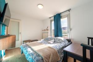 ein Schlafzimmer mit einem Bett und einem Fenster in der Unterkunft Kokoro - Parking in Ramonville-Saint-Agne