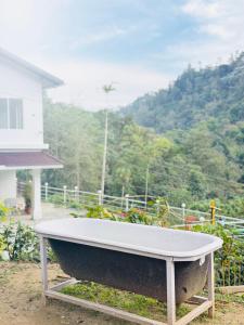 un bateau assis dans l'herbe à côté d'une maison dans l'établissement Greenwoods Budget Villa, à Munnar