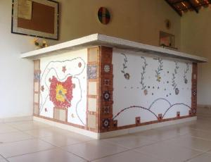 リオ・デ・コンタスにあるChale Trilha Das Aguasの壁画の部屋