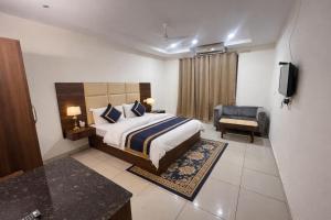 Postel nebo postele na pokoji v ubytování Hotel My Best Stay Patiala !! Parking ! Near Bus Stand ! Banquet ! Near Punjabi University ! Couple Friendly