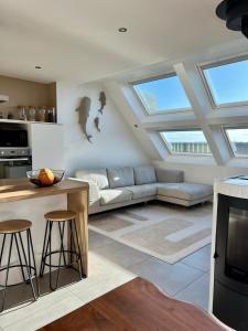 een keuken en een woonkamer met dakramen bij La maison des Macareux - 5 min des plages in Lamballe Armor