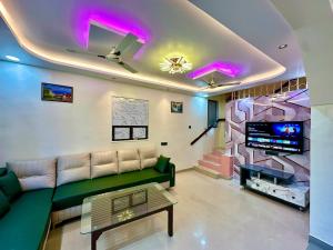 een woonkamer met een bank en een tv bij Heaven-The Mannat Sanctuary in Lonavala
