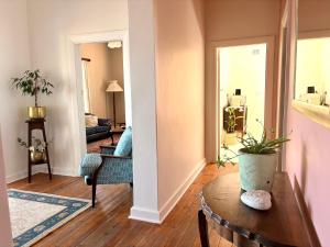 ein Wohnzimmer mit einem Tisch und einem Sofa in der Unterkunft Sunrise & Sunset Haven in Mossel Bay