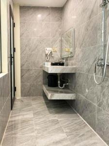 un bagno con lavandino e doccia di TGlobal Quynh Hoa Tam Dao a Tam Ðảo