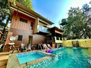 een zwembad voor een huis bij Heaven-The Mannat Sanctuary in Lonavala