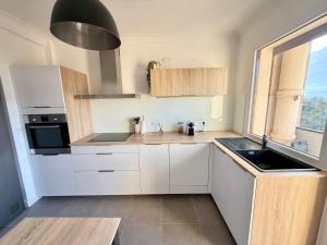 Køkken eller tekøkken på Le Belvédère - Vue Montagne & Garage