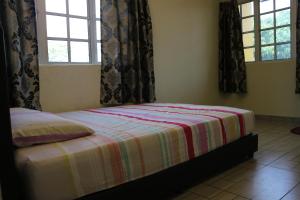 A bed or beds in a room at Homestay at 137